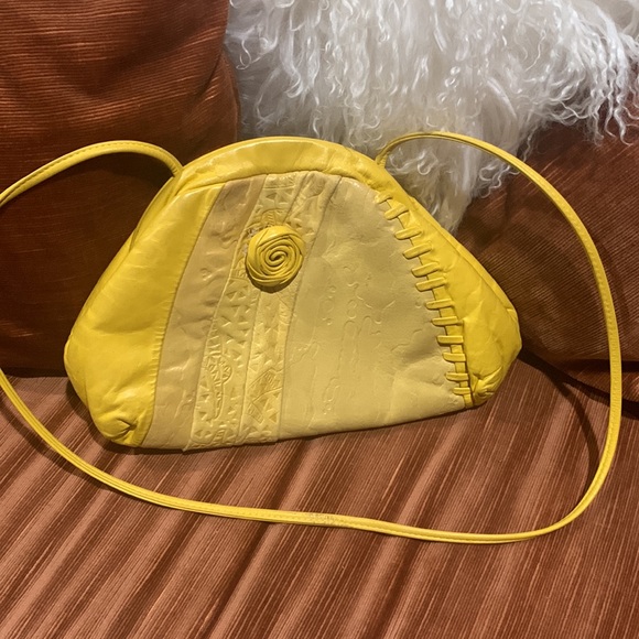 Vintage Yellow Leather Purse with Floret - Picture 2 of 16